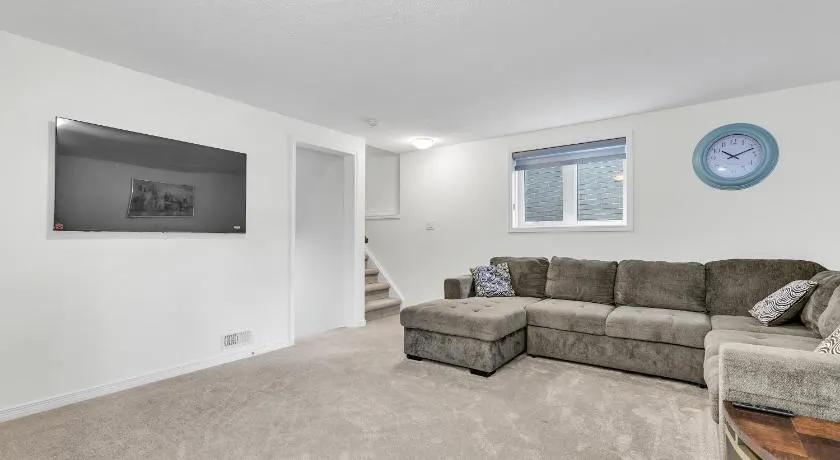 Modern 1 Bedroom + Den in Cambridge - Image 1