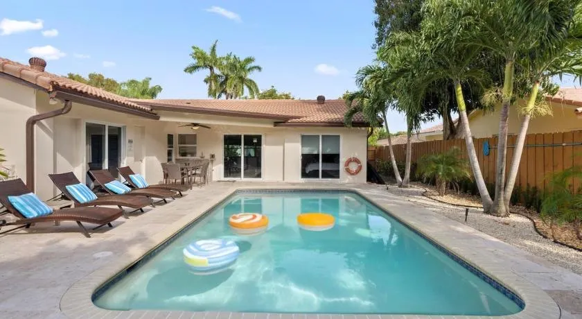 Beautiful Villa 4 BD 3 BA with Heated Private Pool, Close to Beach - Image 1