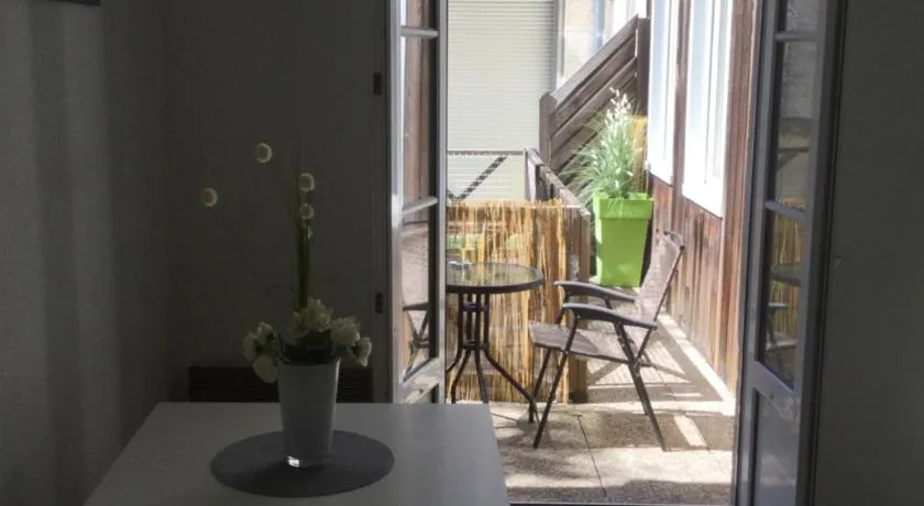 Studio terrasse vieux port-centre historique - Image 1