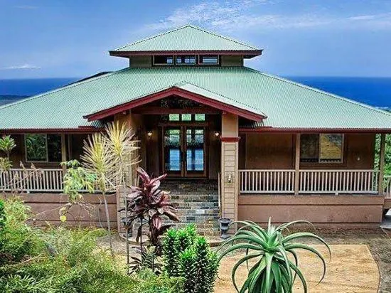 Kona Palace in Captain Cook - Image 1
