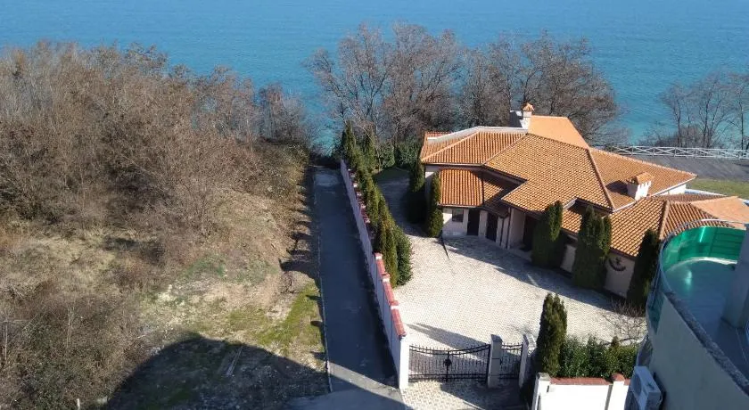 Sunny House - Image 1