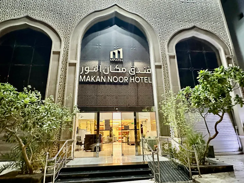 MAKANALNOORHOTAL - Image 1
