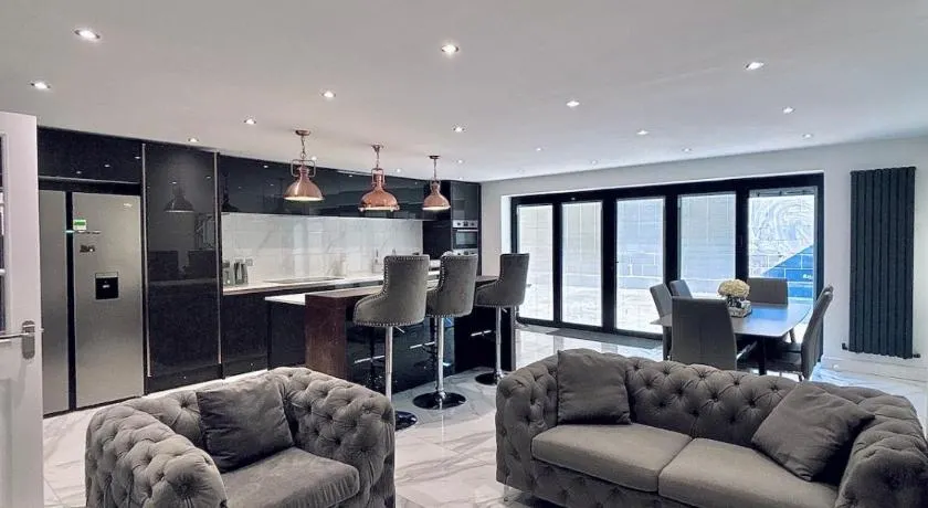 Luxury 5BR Stay With City Access - Image 1