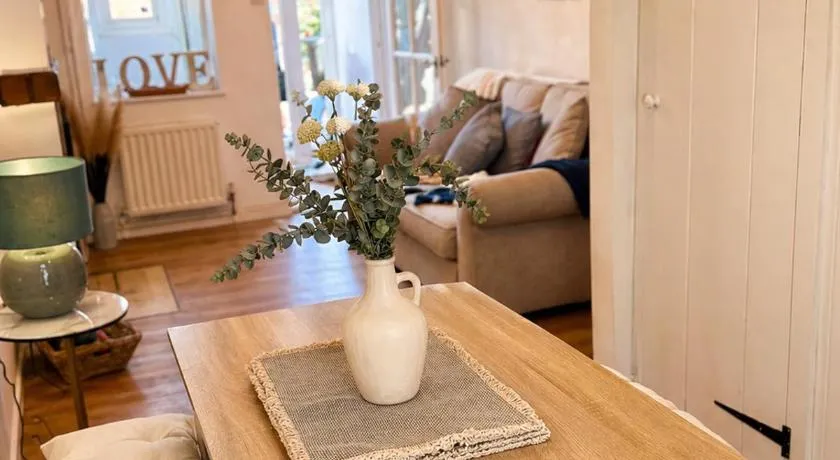 Beautiful Town centre cottage, Pets welcome - Image 1