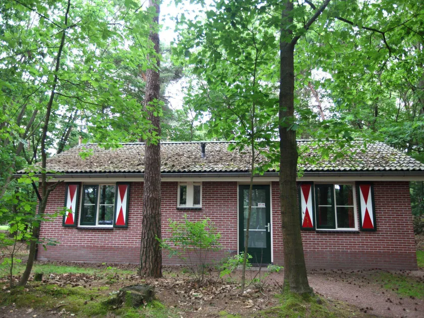 Restyled bungalow with fireplace in a carfree park - Image 1