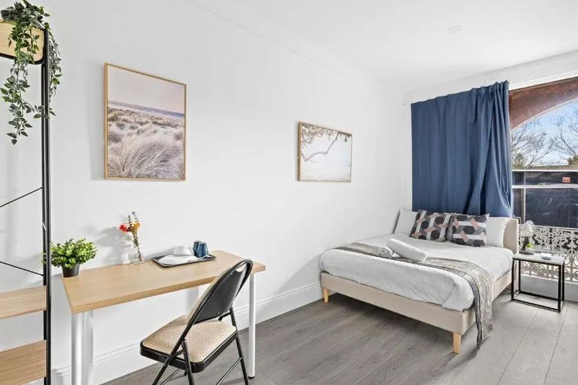 Private Room – Right by Campus & Main Street Amenities - Image 1