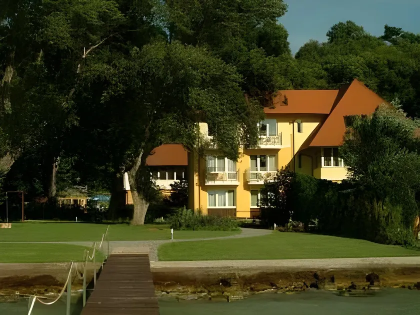Tópart Hotel - Image 1