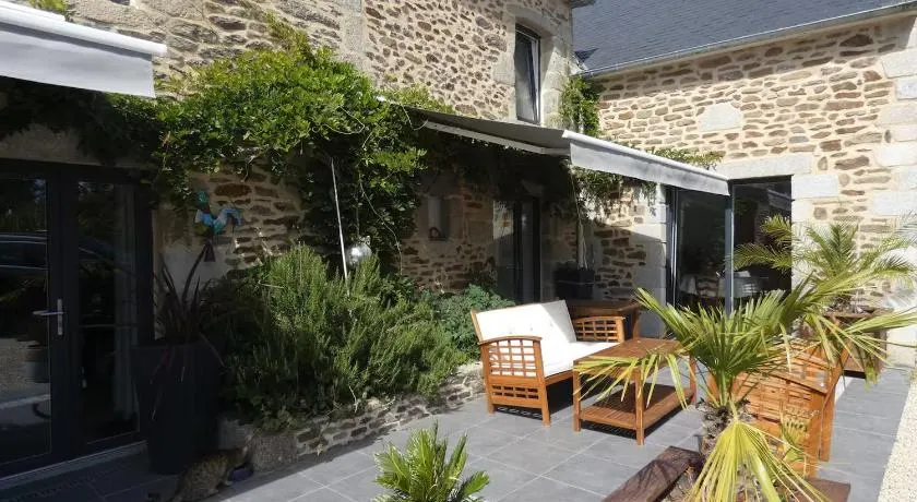 Maison de caractère à Corseul, jardin et piscine - Image 1