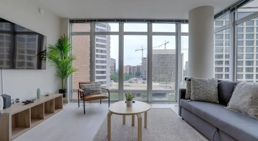 Wonderful 2BR Apartment at Crystal City - Image 1