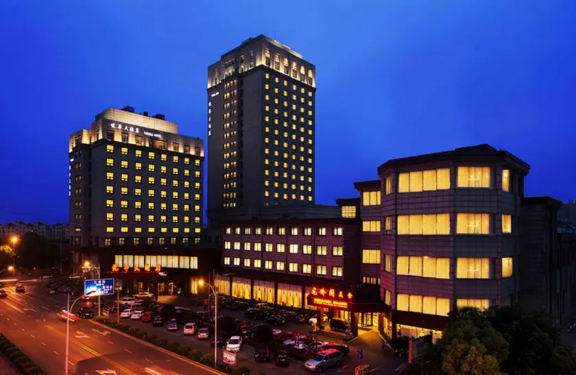 Shanghai Yuehua Hotel - Image 1