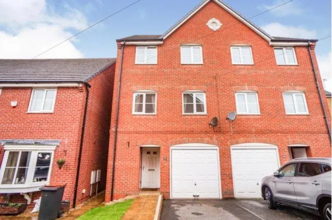 Bulkington Lodge Coventry - Affordable Cosy Double & En-Suite Rooms - Image 1