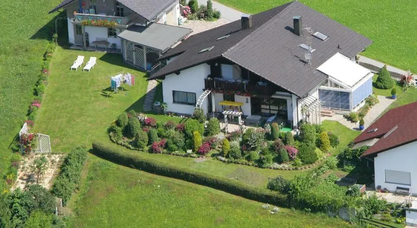 Ferienhaus und Ferienwohnungen Holzapfel Geiersthal - Image 1