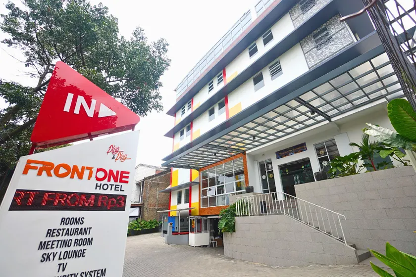Front One Hotel Pasir Koja Bandung - Image 1
