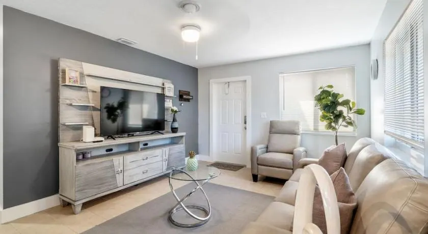 Roxanas 3bed 2bath Home with Modern Interior and BBQ Backyard - Image 1