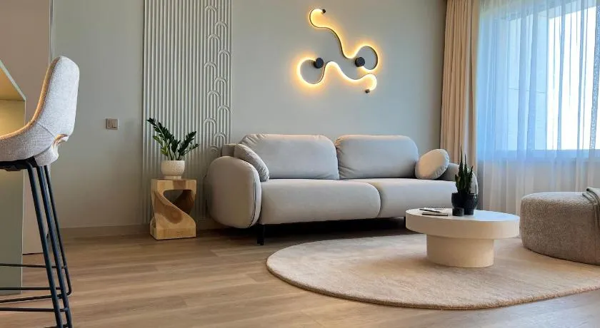 Cozy Designer Apartments, Self Check-In & FREE Parking - Image 1