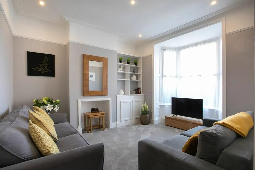 Luxurious 4 Bed House sleeps 11, Parking/Garden - Image 1