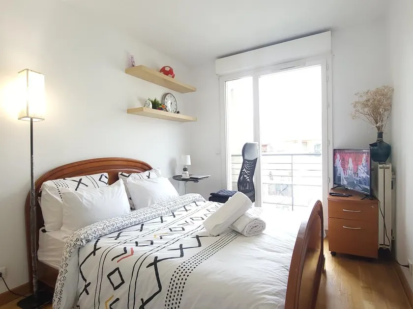 Cozy Room with Private Bathroom near Paris LaDefense Arena - Image 1