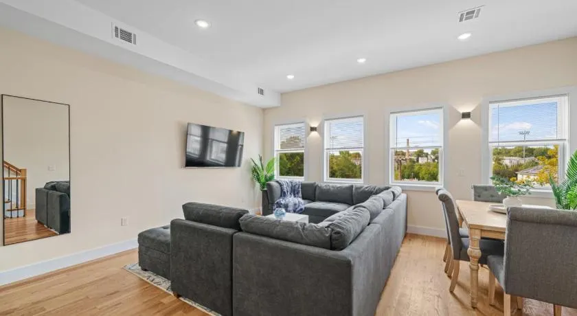 Skyline Serenity Luxe NYC Retreat - Image 1