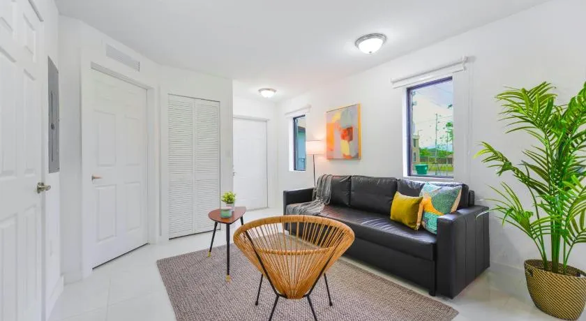 Comfortable Two-Story House near Wynwood with Free Parking - Image 1
