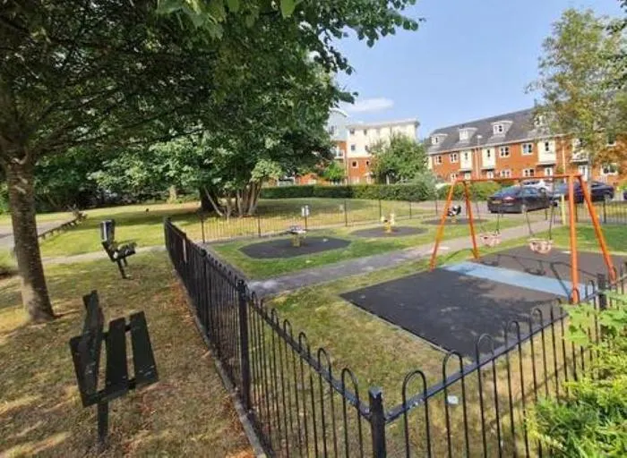 Redhill,Sleeps9,Parking,17minsLGW30 to London - Image 1