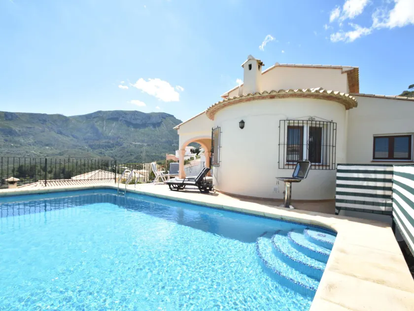 Peaceful Villa with Private Pool - Image 1