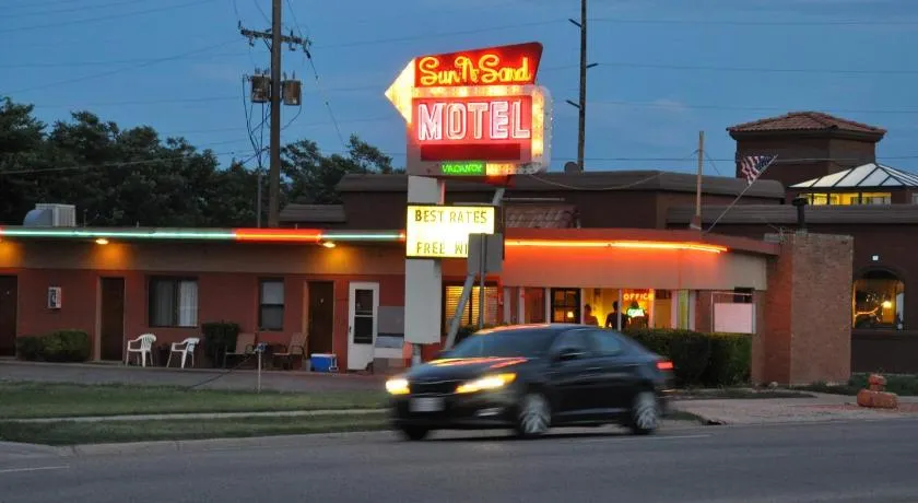 Sun -N- Sand Motel - Image 1