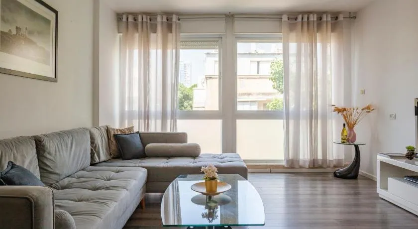 Big Apartment Next to Gordon Beach Plus Free Parking - Image 1