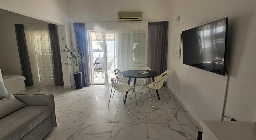Guest house Silvija - sea view - Image 1