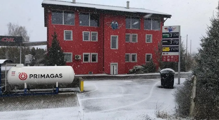Motel Red Oil - Image 1