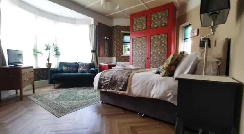 William Morris, Spacious ground floor lux double bedroom - Image 1