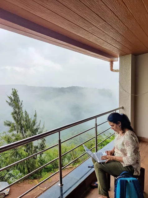 Misty Cliff Pachgani, Luxurious valley view rooms - Image 1