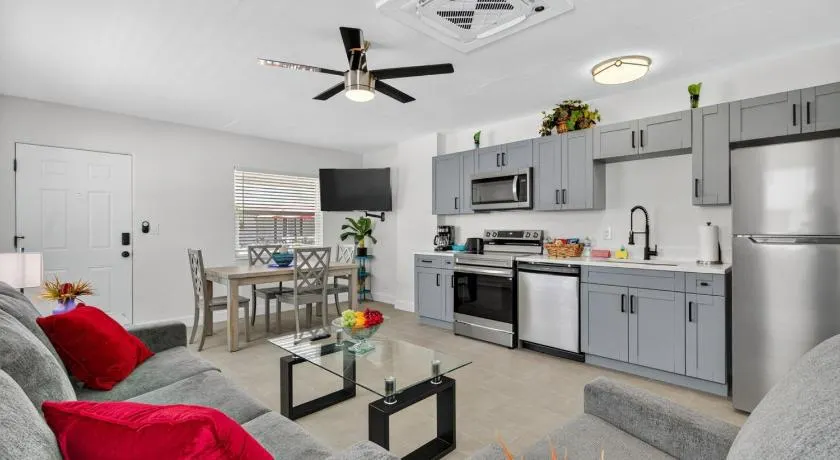 Park Shore Suites Unit 3 - Image 1