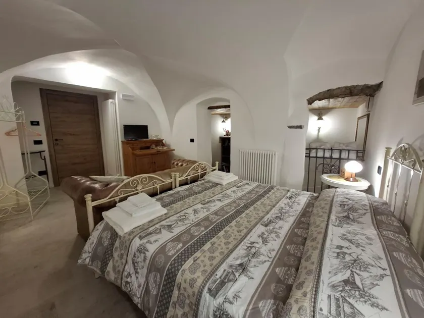 La SUITE delle Scuderie di Casa Bernardi con Vasca Freestanding, PetFiendly con Area Cani - Image 1