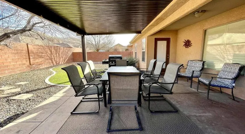 Near Zion 3BR Sleeps 8 Covered Patio Dining - Image 1