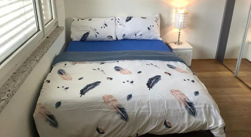 Chambre spacieuse et confortable avec écran plat - Image 1