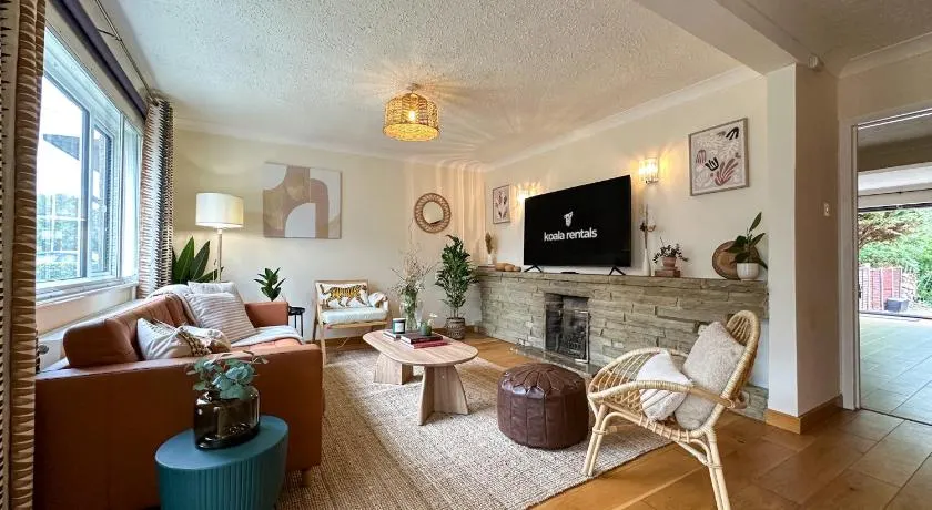Willow Stream House - Spacious City Centre Riverside Home - FREE 2 Car Parking - Image 1