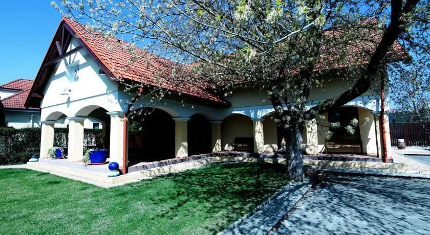 Calm Luxury Villa Original Artworks Free Parking - Image 1