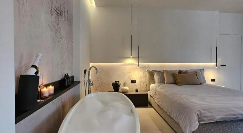 Sobe Six On 7 - Luxury Apartments & Rooms - Image 1