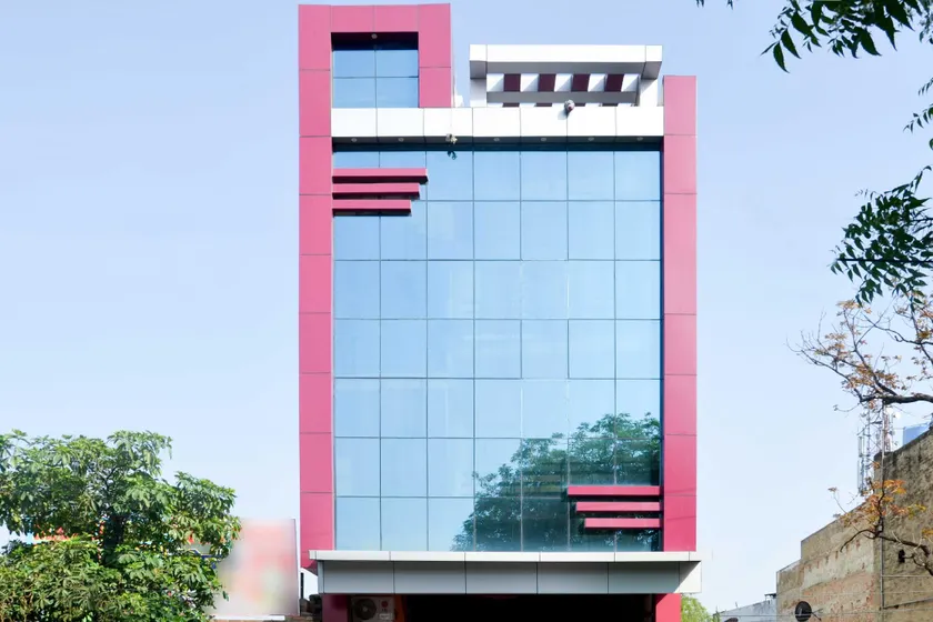 Hotel Parag Inn - Image 1