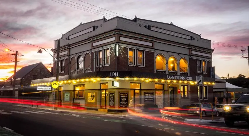 Lambton Park Hotel - Image 1
