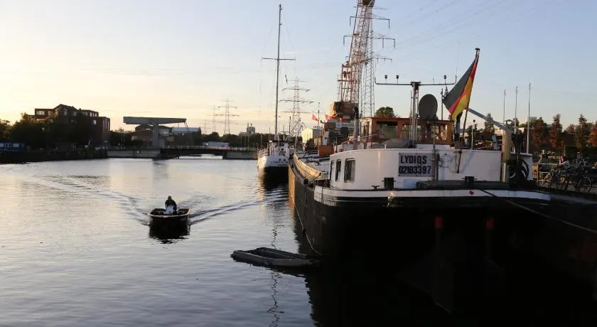 Schiffshotel "Schlafen im Hafen" - Image 1