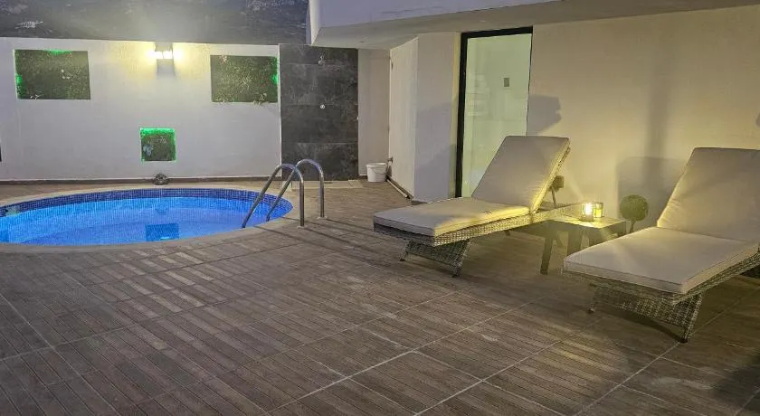 Girne Merkezde Geniş Teraslı Havuzlu Daire - Image 1