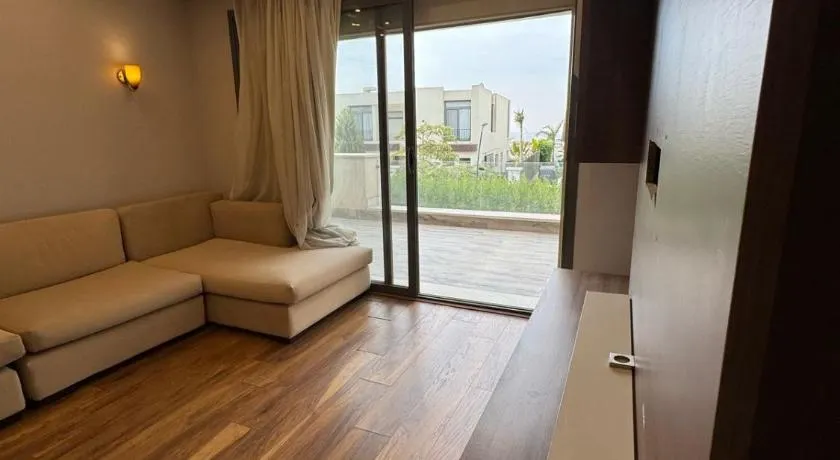 Villa with private pool and garden - Image 1