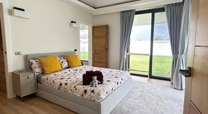 Luxurious Bed Breakfast Stay in Unique Villa - Image 1