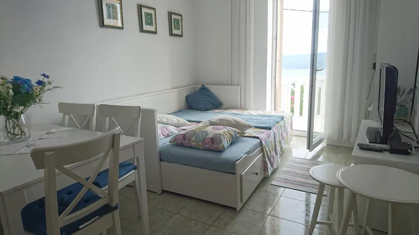 Apartamento vacacional con barbacoa y terraza | Vistas al agua - Image 1