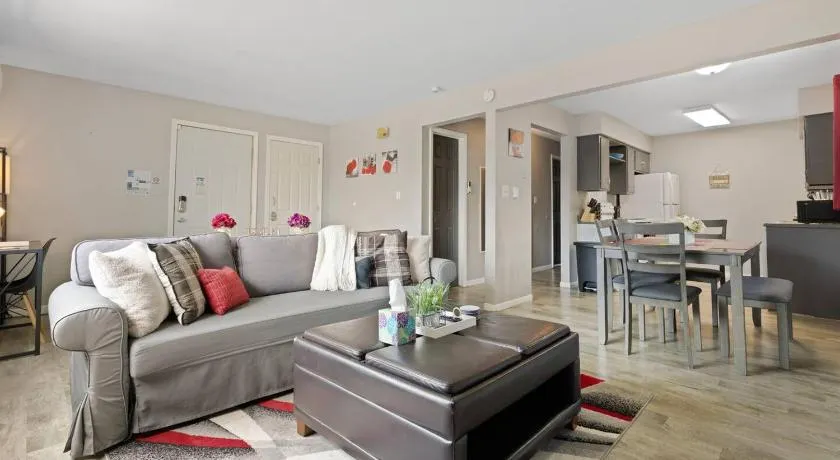 Cozy2bd Aurora Chgolnd Freeparkg Sleeps6 FreeWI-FI - Image 1
