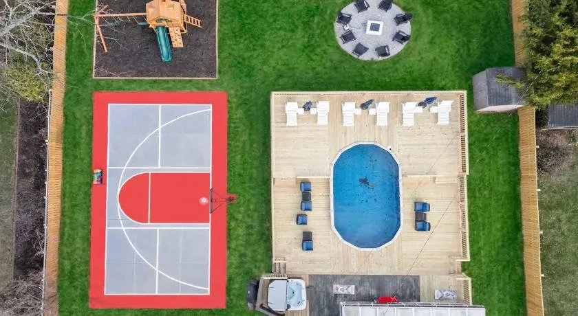 Spacious home with pool & hot tub - Image 1