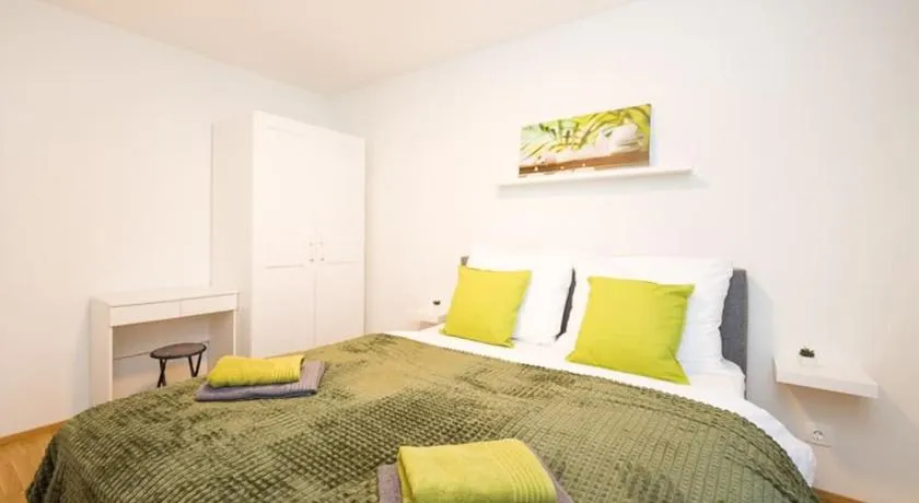 Deluxe City Apartment with balcony! Free Garage Parking included! - Image 1