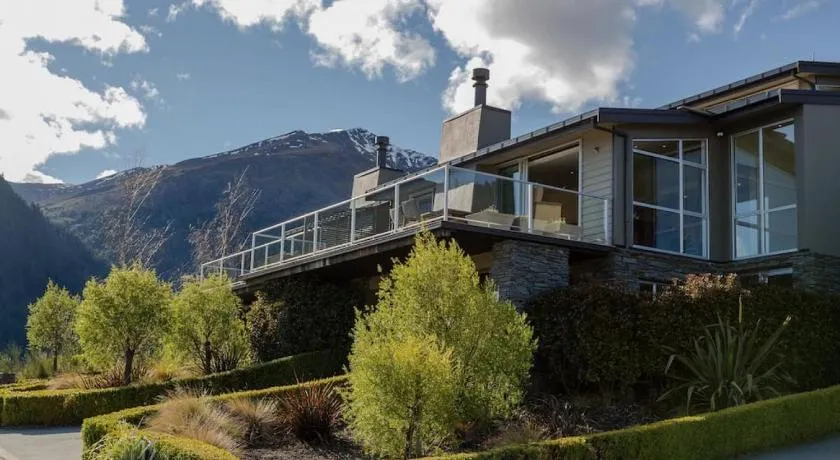 Lake View Villa, Great location and Amazing views - Image 1
