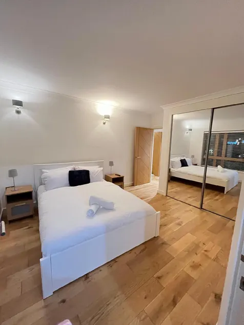 Riverside O2 Arena Retreat With Bath Jacuzzi - Image 1
